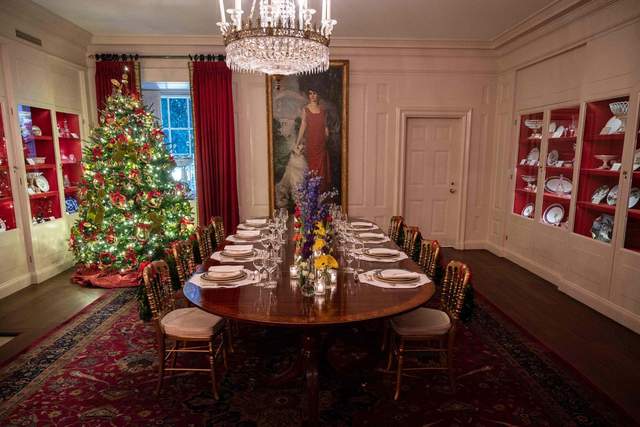 Білий дім у Вашингтоні прикрасили до Різдва: у резиденції встановили 41 ялинку - фото 486499