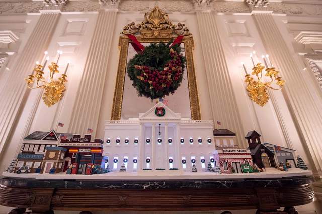 Білий дім у Вашингтоні прикрасили до Різдва: у резиденції встановили 41 ялинку - фото 486500