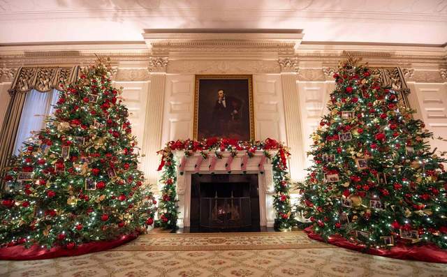 Білий дім у Вашингтоні прикрасили до Різдва: у резиденції встановили 41 ялинку - фото 486502