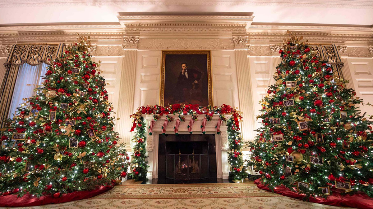 Білий дім у Вашингтоні прикрасили до Різдва: у резиденції встановили 41 ялинку