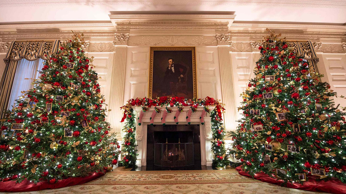 Білий дім у Вашингтоні прикрасили до Різдва: у резиденції встановили 41 ялинку - фото 1