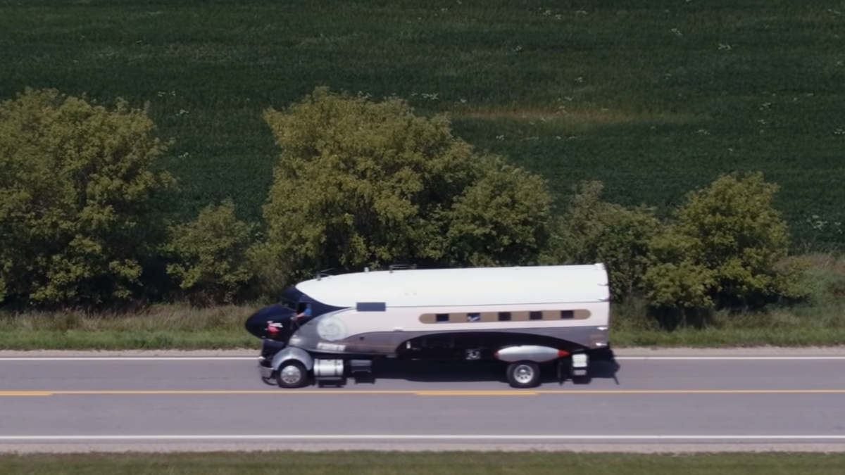 Літак часів Другої світової війни перетворили на розкішний автобудинок