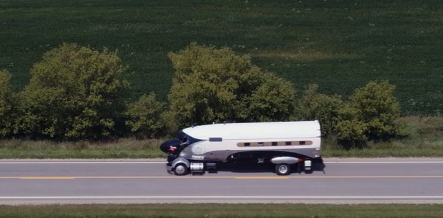 Літак часів Другої світової війни перетворили на розкішний автобудинок - фото 486512