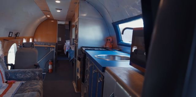 Літак часів Другої світової війни перетворили на розкішний автобудинок - фото 486514