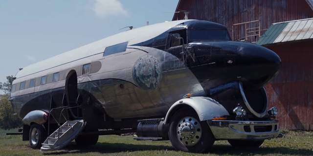Літак часів Другої світової війни перетворили на розкішний автобудинок - фото 486515