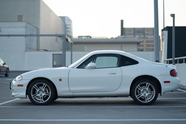 На продаж виставили одне із 63 випущених купе Mazda MX-5 Roadster Coupe - фото 486569