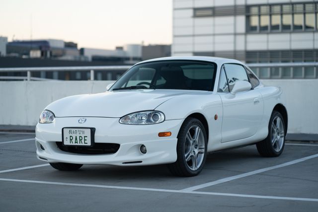 На продаж виставили одне із 63 випущених купе Mazda MX-5 Roadster Coupe - фото 486572