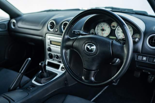 На продаж виставили одне із 63 випущених купе Mazda MX-5 Roadster Coupe - фото 486573