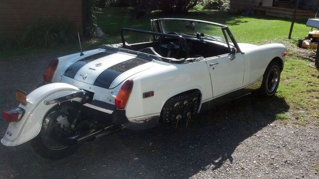 Ентузіаст переробив британський родстер MG Midget у дуже дивний трицикл: фотофакт - фото 486577
