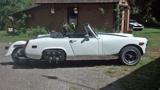 Ентузіаст переробив британський родстер MG Midget у дуже дивний трицикл: фотофакт - фото 486578