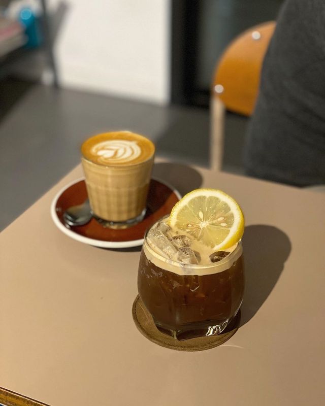 Чому не варто пити каву з лимоном- фото 486683