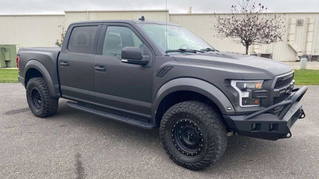 Репер Каньє Вест продав свій пікап Ford F-150 Raptor за рекордну суму - фото 486828