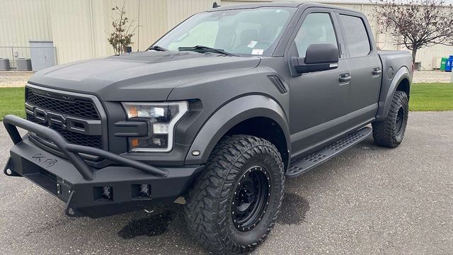 Репер Каньє Вест продав свій пікап Ford F-150 Raptor за рекордну суму - фото 486829