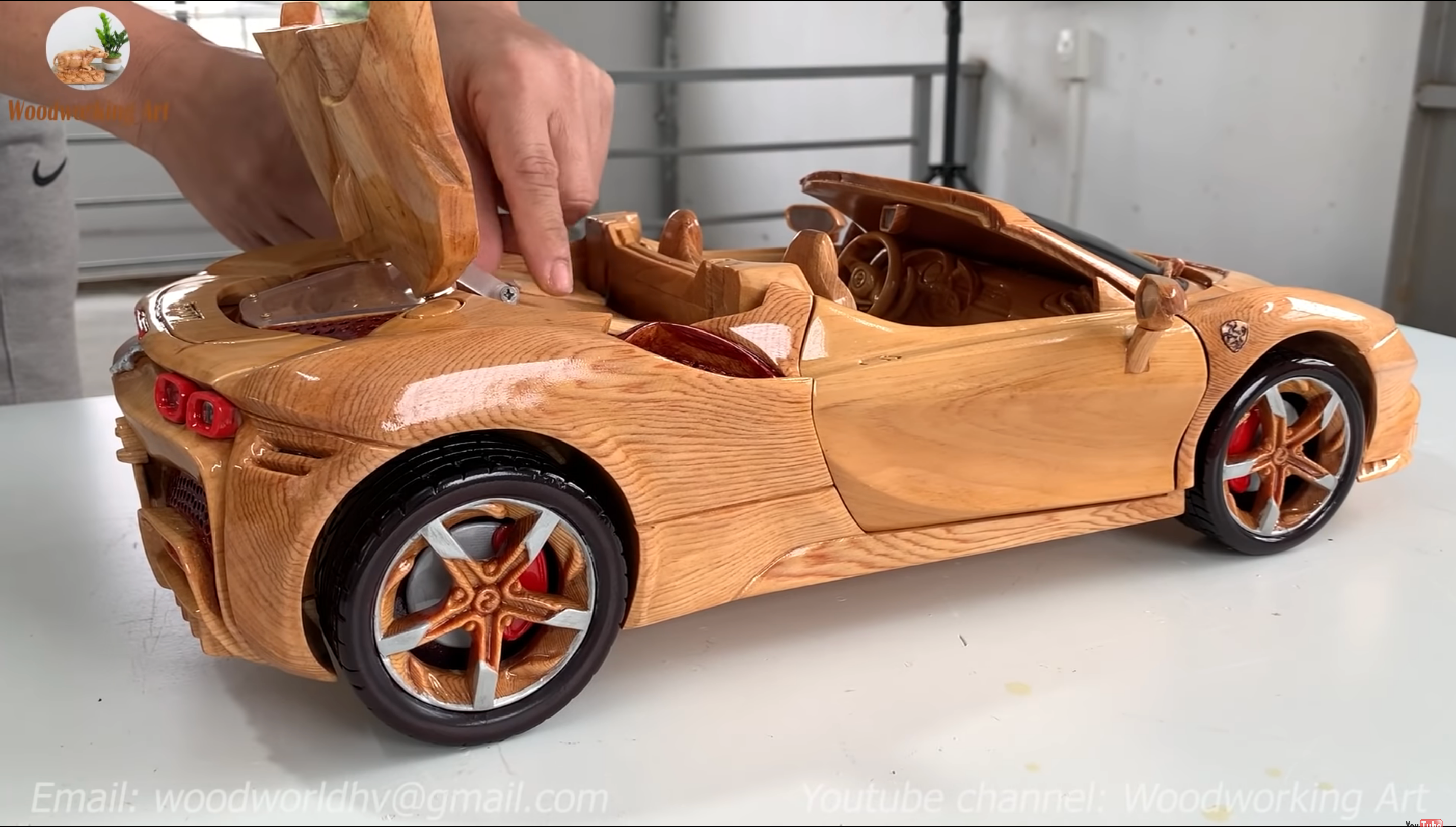 У нього складається дах і працює підвіска: ентузіаст зібрав дерев'яний Ferrari