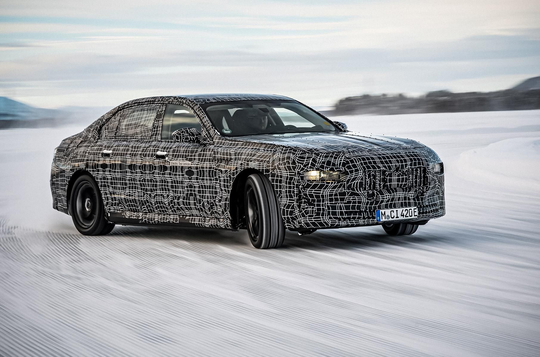 Дивіться, як електричний BMW i7 дрифтує поблизу Полярного кола: ефектне відео