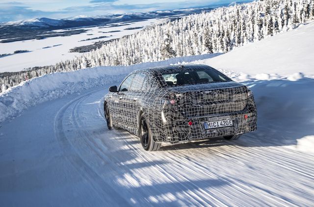 Дивіться, як електричний BMW i7 дрифтує поблизу Полярного кола: ефектне відео - фото 486885