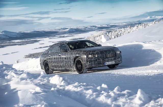 Дивіться, як електричний BMW i7 дрифтує поблизу Полярного кола: ефектне відео - фото 486886