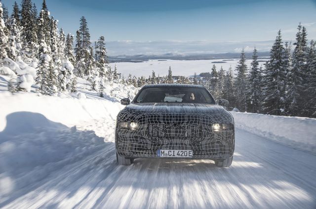 Дивіться, як електричний BMW i7 дрифтує поблизу Полярного кола: ефектне відео - фото 486887