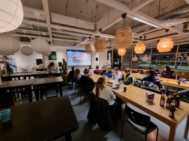 У Данії через снігопад люди залишилися ночувати у магазині IKEA - фото 486896