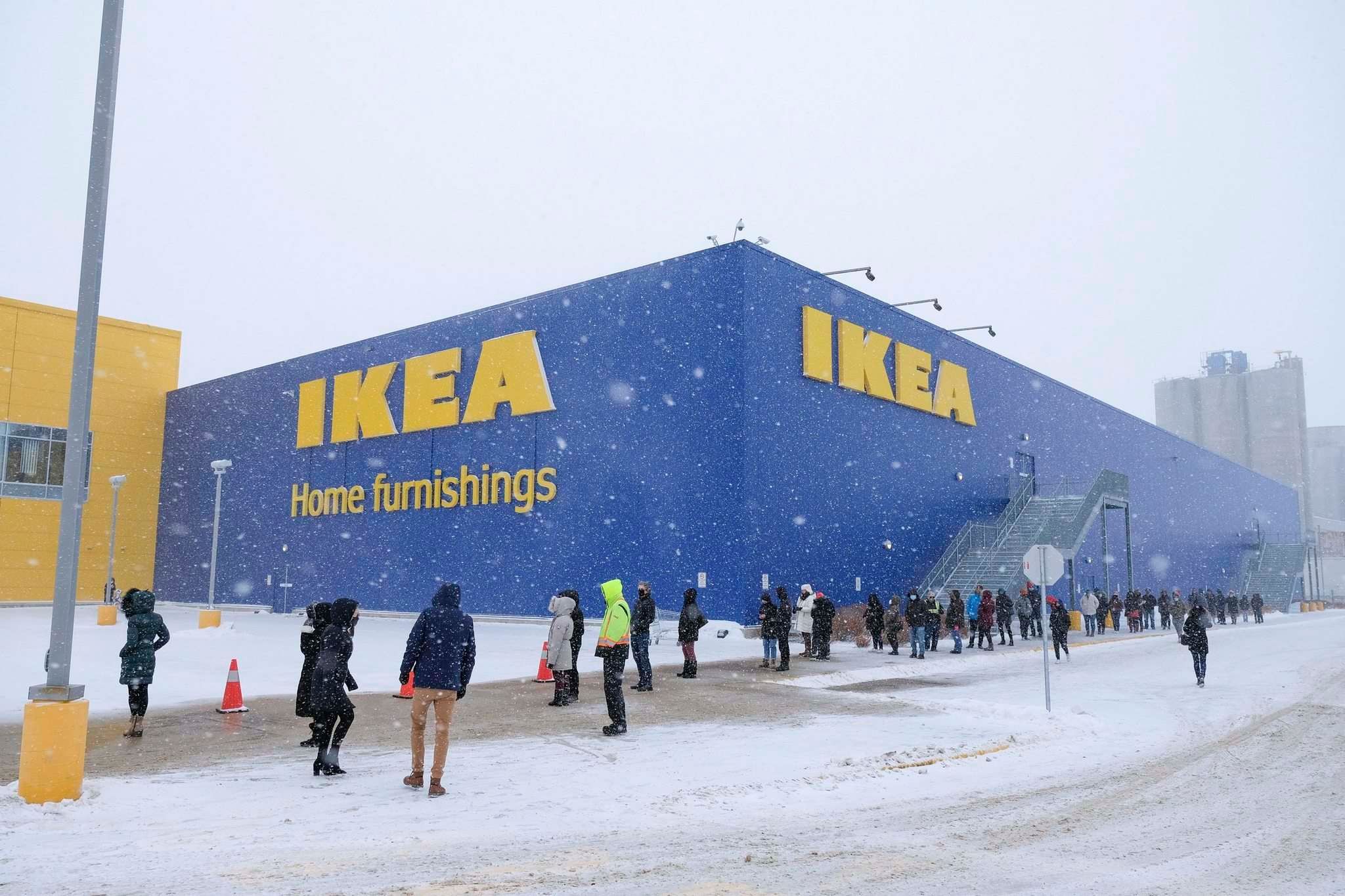 У Данії через снігопад люди залишилися ночувати у магазині IKEA
