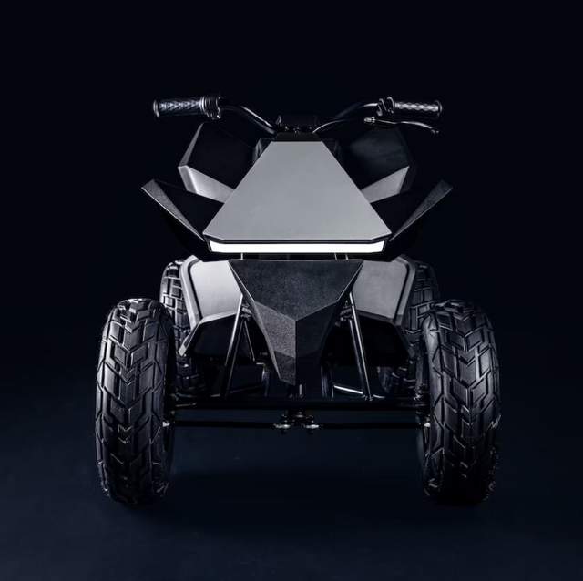 Tesla випустила Cyberquad – дитячий квадроцикл у стилі пікапа Cybertruck - фото 486943