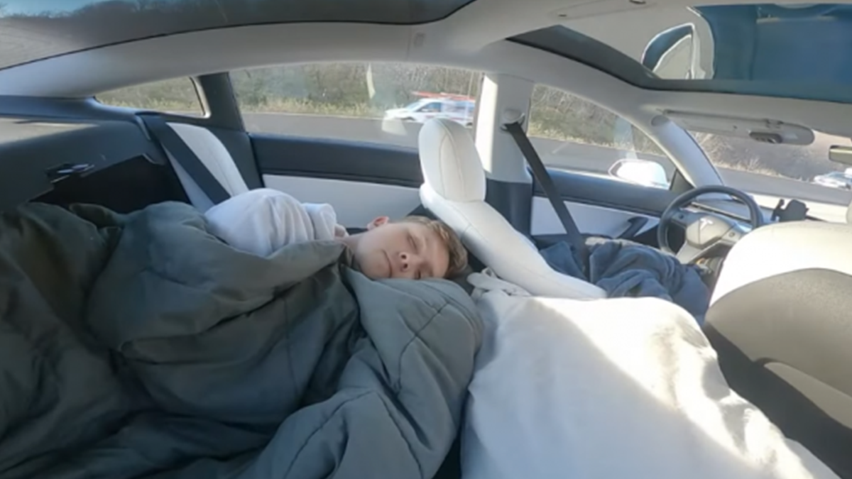 Чоловік вирішив перевірити надійність автопілота своєї машини: він посадив за кермо пляшку