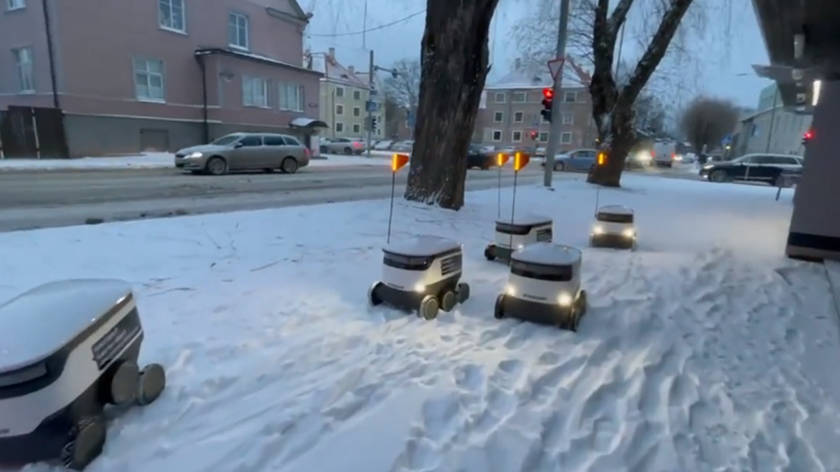 Повстання машин скасовується: у Таллінні з роботів-кур'єрів утворився затор – відеофакт