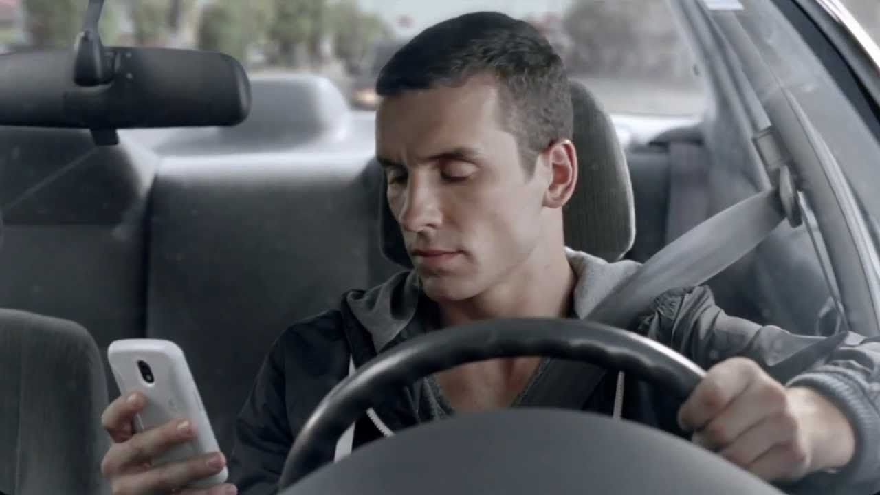 Кермо та телефон – несумісні: який штраф передбачений для водіїв за розмову по мобільному