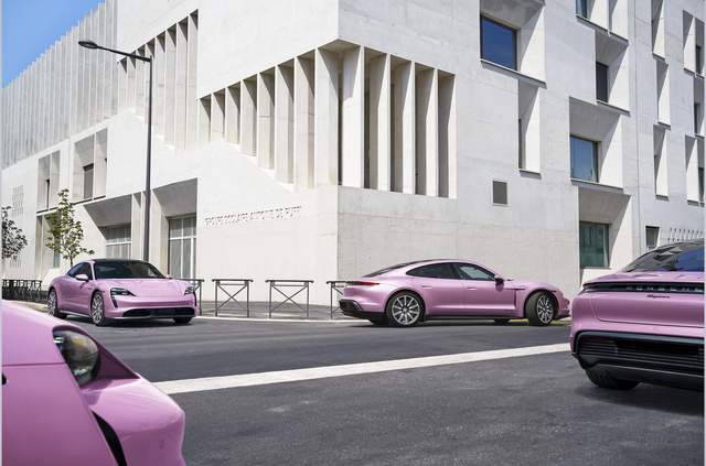 Крізь рожеві окуляри: як виглядає світ, де всі їздять на рожевих Porsche - фото 487134