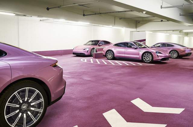 Крізь рожеві окуляри: як виглядає світ, де всі їздять на рожевих Porsche - фото 487135