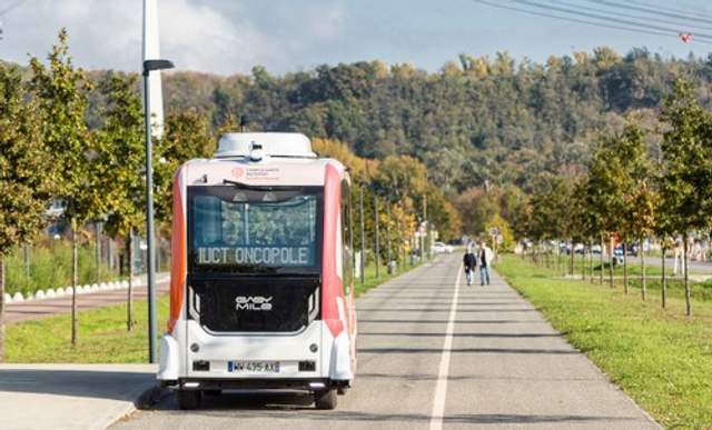 У Європі з'явився перший безпілотний автобус: як він курсує - фото 487156