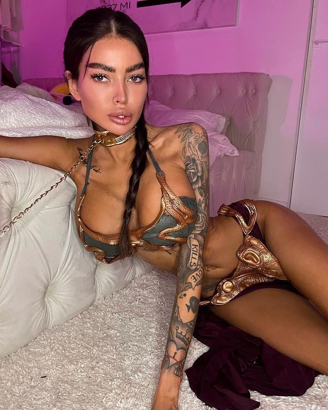 Дівчина тижня: українська блогерка Олена Омович, яка без комплексів демонструє свої форми - фото 487220