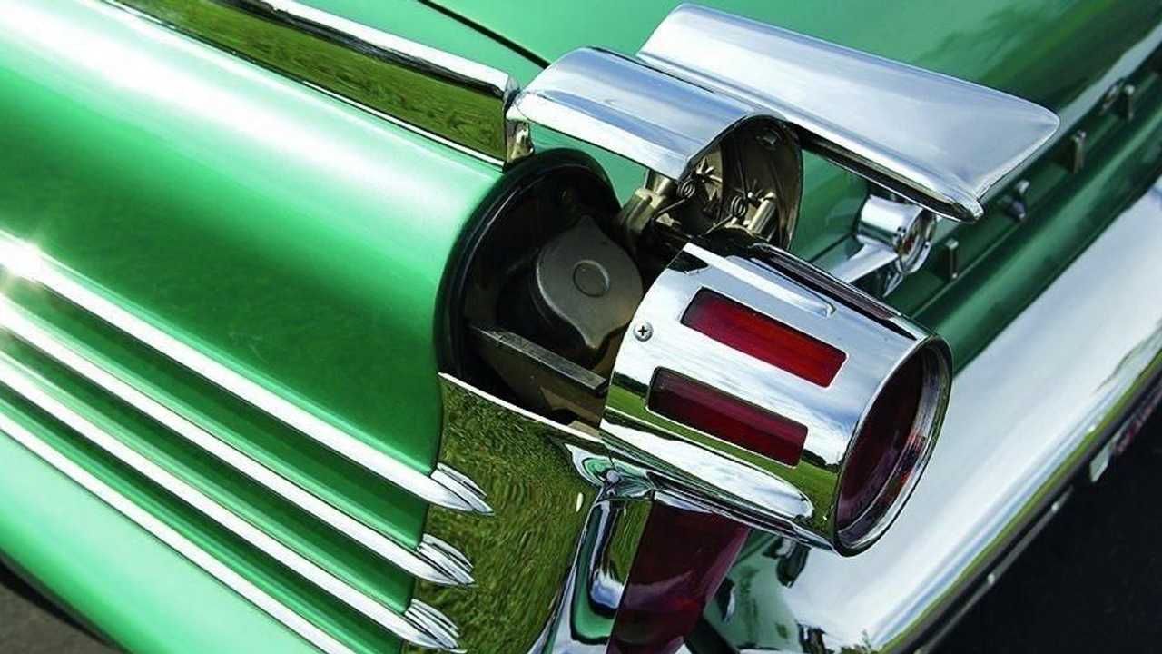 Якою стороною під'їжджати на заправку: 5 машин з дивним розташуванням лючка бензобака