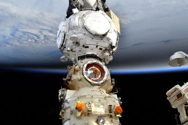 Астронавтка на МКС показала фото Землі під час повного сонячного затемнення - фото 487338