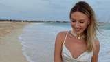 Сексуальна Леся Нікітюк прогулялася пляжем у спокусливому міні