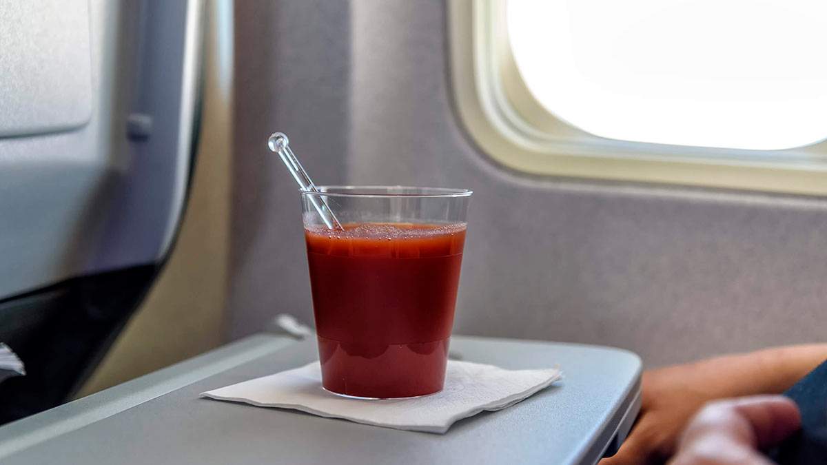 Чому томатний сік стає смачнішим, якщо пити його в літаку: цікаве дослідження - фото 1