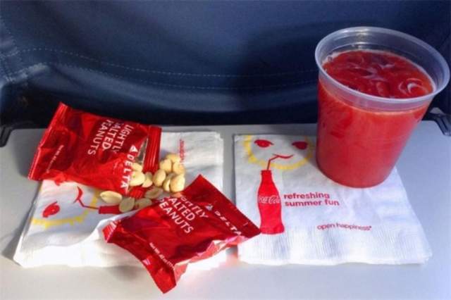 Чому томатний сік стає смачнішим, якщо пити його в літаку: цікаве дослідження - фото 487360