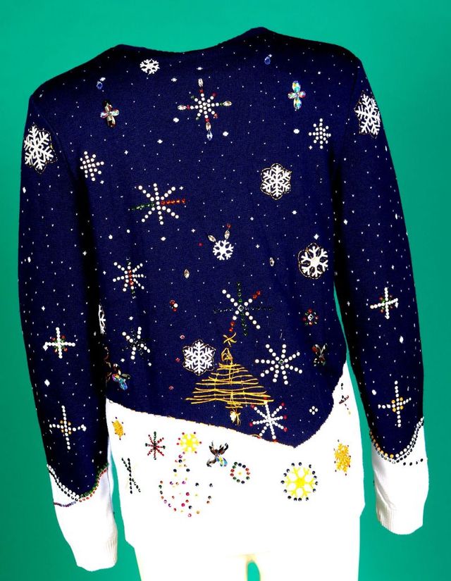 Кристали Swarovski, золоті нитки та діаманти: художник створив найдорожчий різдвяний светр - фото 487455