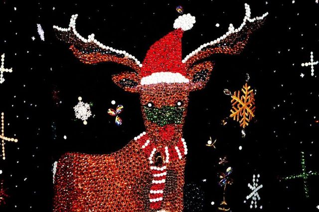 Кристали Swarovski, золоті нитки та діаманти: художник створив найдорожчий різдвяний светр - фото 487456