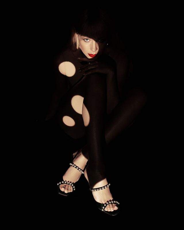 Зваблива Тіна Кароль знялася у розкішній рекламі свого взуття - фото 487467