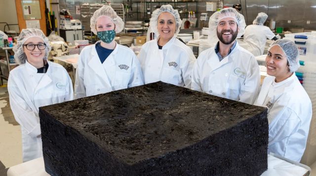 У США спекли найбільший у світі кекс з коноплею: фотофакт - фото 487562