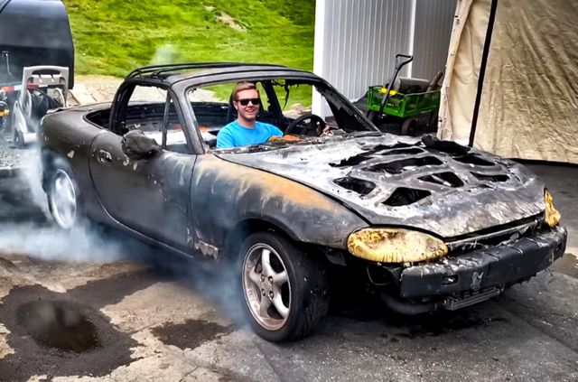 Ця Mazda Miata вщент згоріла у пожежі, але все ще їздить: відео - фото 487608