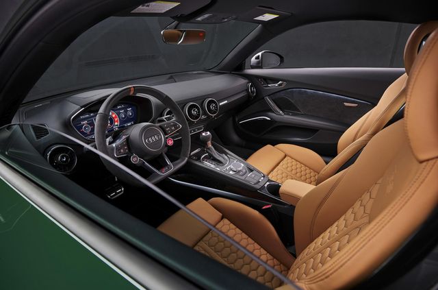 Audi представила прощальну версію 'заряджених' TT RS - фото 487653