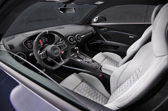 Audi представила прощальну версію 'заряджених' TT RS - фото 487654