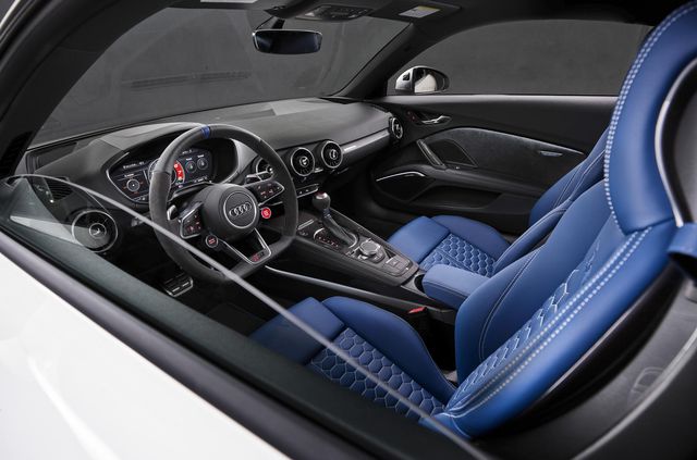 Audi представила прощальну версію 'заряджених' TT RS - фото 487655