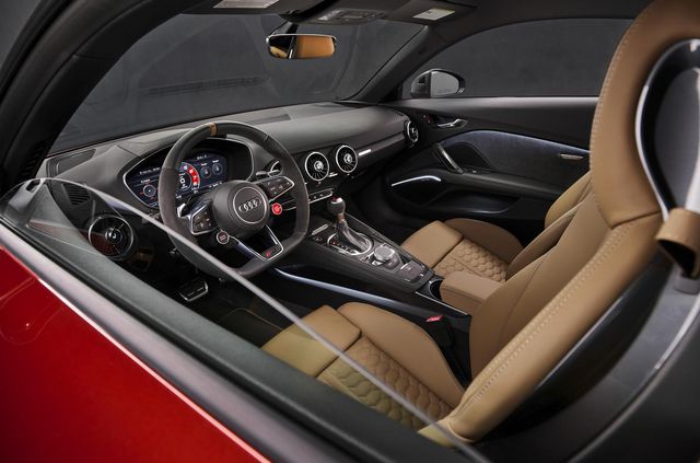 Audi представила прощальну версію 'заряджених' TT RS - фото 487656