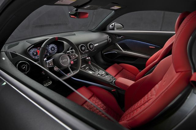 Audi представила прощальну версію 'заряджених' TT RS - фото 487657