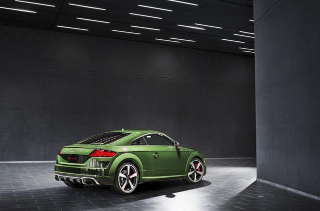 Audi представила прощальну версію 'заряджених' TT RS - фото 487658