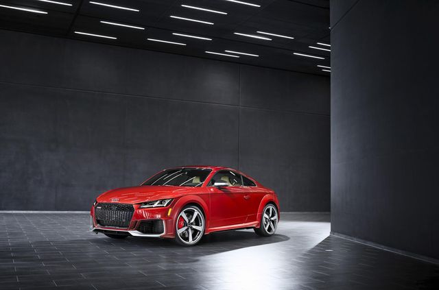 Audi представила прощальну версію 'заряджених' TT RS - фото 487659