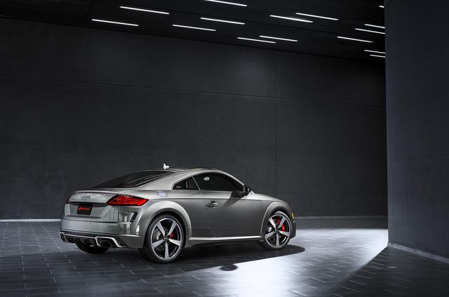 Audi представила прощальну версію 'заряджених' TT RS - фото 487660